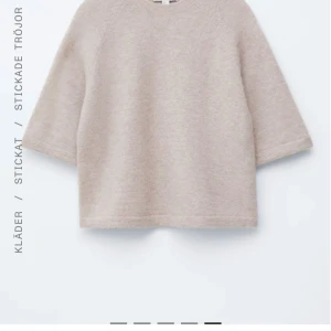 Beige stickad tröja från & Other Stories - Mysig beige stickad tröja från & Other Stories med rund halsringning och trekvartsärmar. Tröjan har en rak passform och är tillverkad i en mjuk, luddig ullblandning som ger en avslappnad och trendig look.