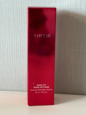 TIRTIR Mask Fit Make Up Fixer - Primer och make up fixer från TIRTIR. Ger långvarig makeup med blurrande effekt och återfuktande finish. Innehåller 80 ml och passar perfekt för att hålla sminket fräscht hela dagen.