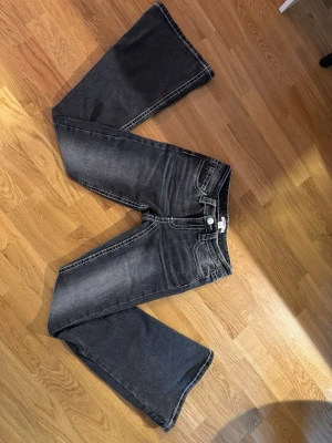 Grå/ svarta bootcut jeans, Gina Tricot 14+ - Har endast provat dom då jag fick de i present men inte passade!🩷
