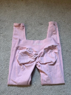 Ljusrosa träningsbyxor från Gtech - Supersnygga tränings tights från Gtech. Använda max 5 gånger, så nästan som nya. Storlek M passar mig som har 34-36 i byxor och är 170.🌸💕