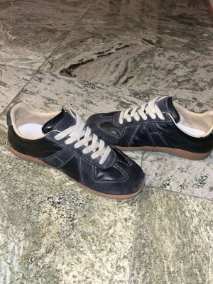 Maison margela gats  - Maison Margiela sneakers. Gott skick men ena sulan är lite sliten. Kommer med box! Hör av er om nån har frågor eller vill ha fler bilder!✌️Skorna är äkta.