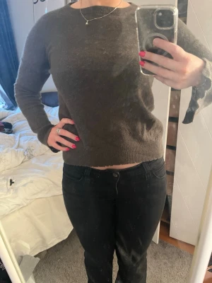 Kashmir Tröja Zadig - Grön kashmir tröja från Zadig med stjärnor på armbågarna, säljer pga kommer ej till användning. Har en liten defekt på armen.