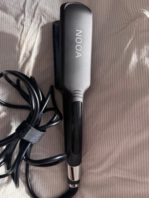 NOOA plattång med extra breda playtor - Plattång med extra breda plattor.  Endast använd ca 5 gånger då jag har naturligt platt hår. 🩷 Köpte den i Augusti 2025  Nypris 698kr