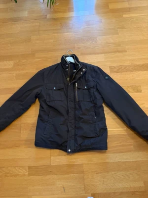 J Lindeberg jacka - Säljer en stilren jacka från J Lindeberg i storlek M som är perfekt nu på våren och är i riktigt bra skick 