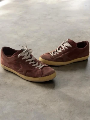 Mocka sneakers från Golden Goose -  Säljer ett par riktigt snygga och unika golden goose skor i fint skick, ändå stora effekten är på undersidan av sulan. Hör av dig vid minsta fundering och jag fraktar alltid inom 24 timmar! Pris kan diskuteras vid snabb affär😊