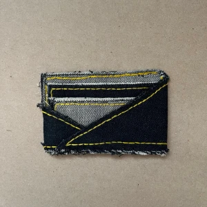 Denim korthållare med gula sömmar - Unik korthållare i mörkblått jeanstyg med råa kanter och gula sömmar. Perfekt för dig som gillar streetwear och vill ha något annorlunda.