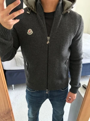 Moncler Cardigan Tricot - Riktigt stilig mörkgrön Moncler cardigan i storlek M. Modellen är 175cm. Passar dig mellan 170-180cm. Självfallet äkta! Inga defekter alls! Bara att skriva vid funderingar!🌟