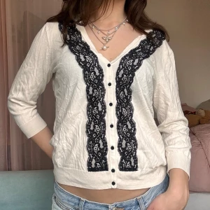 Kofta med spets!  - Snygg kofta 