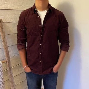 Massimo Dutti skjorta - Säljer nu denna feta Massimo dutti skjorta i fint skick, perfekt nu i sommaren☀️🌇 | Passform: Storlek L | Hör av dig vid minsta fundering eller behov av mer bilder👊🏼😊