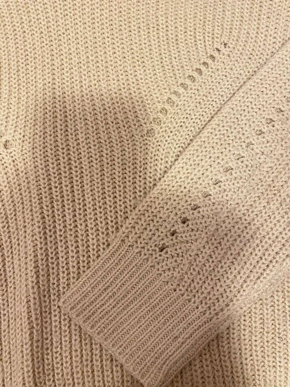 Beige stickad tröja med hålmönster - 1
