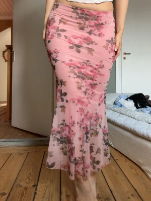 Rosa blommig långkjol i mesh - Fin maxikjol med blommönster. Tightare upptill och väldigt stretchig. Bra skick och storlek Small 🌸