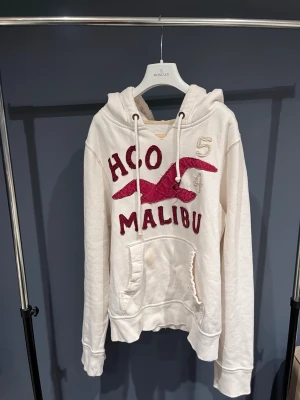  Hollister Malibu Hoddie Storlek L (Sällsynt) - Säljer en Hollister Malibu Hoodie| Storlek:L| Skick:7/10|Pris:799|Frakt:24 h efter köp|Vid frågor och funderingar är det bara att höra av sig ‼️