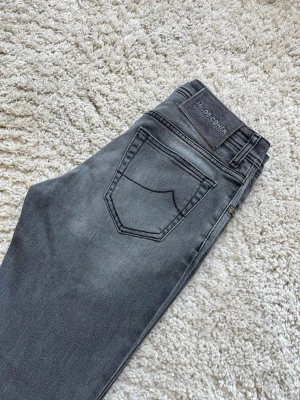 Grå Jacob Cohen Bard jeans, storlek 30 - Grå Jacob Cohen jeans i den eftertraktade modellen Bard Nypris ≈ 5500:-, mitt pris 1499:- Inga defekter, nyskick Storlek 30 Hör av er vid frågor eller förhandling!🤝