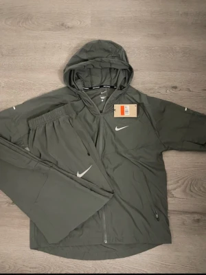 Nike Miller tracksuit grå (helt ny) - Nike Miller tracksuit - färg grå - Storlek M - Aldrig använd 