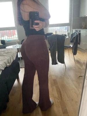 Mocca färgade byxor från Oner Active i strl XS/Short - Mocca färgade byxor från Oner Active i strl XS/Short. Mia Green collection. Endast testade. Slutsålda på hemsidan, kollar om någon vill köpa dem innan jag skickar tillbaka. Nypris ca. 720 kr (66€). Säljes för 600 exkl. frakt. Kan fraktas eller mötas upp i Göteborg. Finns på fler sidor! Obs! Hade även varit öppen för att byta mot ett par i strl S. 