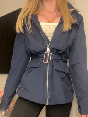 Mörkblå jacka från hollister - Mörkblå jacka från hollister 