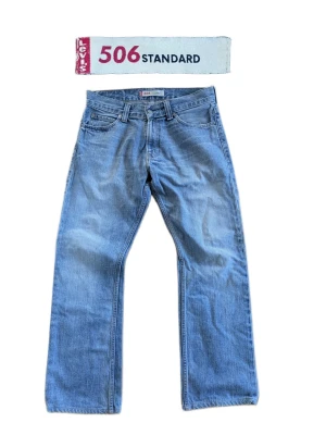 Levi's 506 Standard ljusblå jeans - Ett par riktigt feta vintage 506 Levi's straight jeans🔥🔥  Mått: Benlängd 101 cm Benöppning 22 cm Midja 42 cm  Skriv om du har några frågor✍️✍️✍️ 