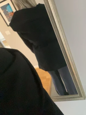 Svart kappa  - Kappan är ifrån Newyorker, har haft den i ungefär 3år men kommer ej till användning längre. Jag är 160cm lång då kappan kommer ungefär till Midjan-knäna. Den har ett hål i en av fickorna men går lätt att sy fast! Kom privat för fler frågor! Som nu kostar kappan runt 600kr men vill helst bara bli av med den.