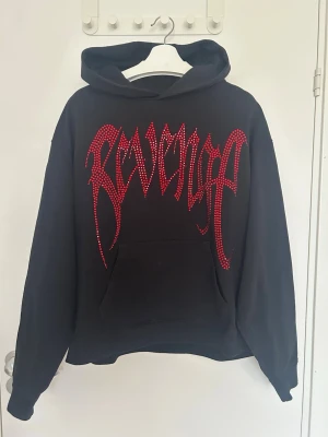 Revenge heavy hoodie - Storlek L.