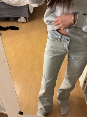 Ljusblå jeans  - Jag säljer dessa ljusblå jeans med fickor där bak. Jag är 161 cm och för mig passar jeansen bra i längden.  Jeansen har endast varit använda en gång och har inga skador, fläckar eller liknande.