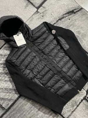 Zara Jacka - Säljer en snygg, ny och oanvänd cardigan. Fick som present men kom aldrig till någon användning, därmed tänkte jag sälja den. Storleken är L men passar som M. Pris går att diskuteras!