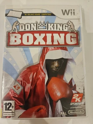 Don King Boxing till Nintendo Wii - Don King Boxing är ett boxningsspel till Nintendo Wii där du kan använda Wii Balance Board. Omslaget har en boxare i röd glansig rock och röda handskar. Spelet är licensierat av Nintendo och har stöd för multiplayer och karriärläge.