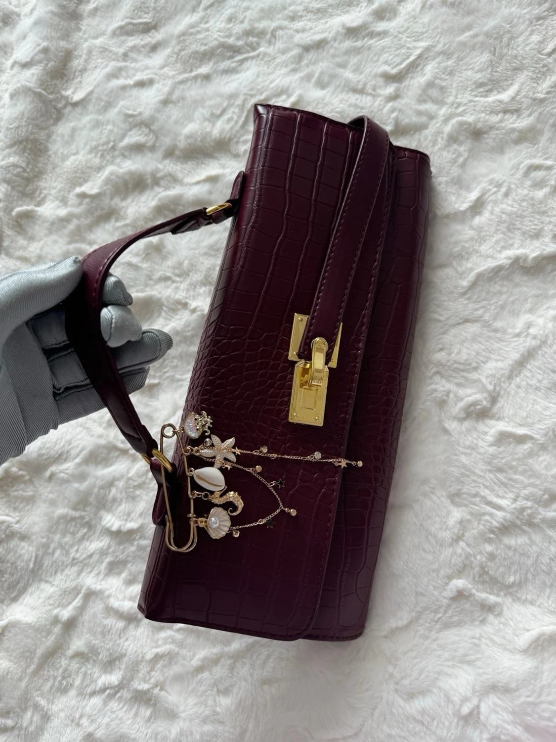 Vinröd axelremsväska med krokoprägling