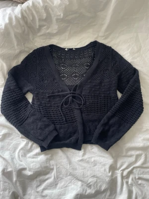 Svart virkad kofta - Svart virkad kofta från Cubus med knyte framtill