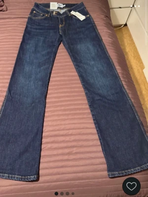 Snygga mörkblåa jeans  - Nya jeans från lager 157. Köpte de från Vinted men passade inte i storlek men annars är de helt nya med prislapp.