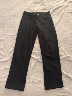 Svarta mjukisbyxor  - Svarta mjukisbyxor med raka ben i storlek S🌸