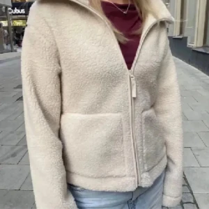 Teddyjacka - Teddy jacka från h&m. Använd men bra superbra skick!! Kom privat om ni har frågor 💗💗