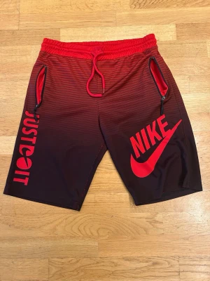 3 shorts - Nike, inget märke, Helly Hansen - 80kr för alla annars 34kr styck!! Storlek S! Säljer ett par snygga Nike shorts med röd snörning och dragkedjor på fickorna. Ett par blåsvarta shorts, och blåa Helly Hansen shorts