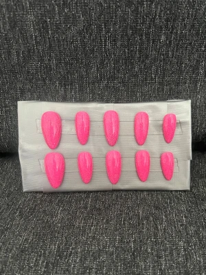 Press-on naglar || Storlek L - Glittriga rosa press-on naglar i almondform. Naglarna har en glansig finish. Perfekt för dig som vill ha en färgstark look och snabbt fixa snygga naglar hemma. Storlek L, Det du får med dig : * Fil och manikyr pinne * nagellim klistermärken * 2 lappar av rengöring för naglar.