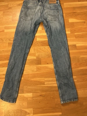 Replay anbass - Snygga blå slim fit jeans från Replay med klassisk femficksmodell och ljus tvätt. Perfekta till vardagsstilen och lätta att matcha med olika plagg.