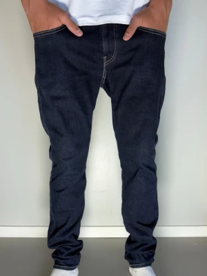 Mörkblå slim fit Replay  - Tjeeena! Säljer nu dessa Replay Jeans (Modell Anbass) det är en lite tightare variant men sitter riktigt snyggt och passar till det mesta! Storlek är 31 waist 32 length, bara att höra av dig till oss om du har några frågor! Tack på förhand, MVH CarsliCloset! 💙