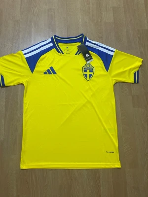 Gul Svensk landslagströja  - Helt ny och oanvänd Sverige tröja, lapparna är fortfarande på skickas inom 24 timmar