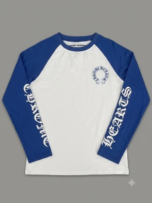 Chrome Hearts långärmad t-shirt blå/vit - Snygg långärmad t-shirt från Chrome Hearts med blå ärmar och vit kropp. Tryck med Chrome Hearts-logga på bröstet och text längs båda ärmarna. Perfekt för dig som gillar streetwear och vill sticka ut med en unik design.