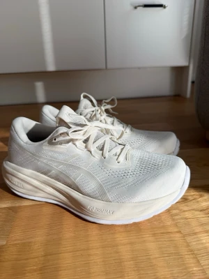 Asics culumus 28 vita - Inprincip oanvända, insåg att det var 0,5storlek fel för mig efter 1 dag.alltså nästan sprillans nya köpt i butik för 1650kr.  Snygga vita sneakers med låg profil och klassisk snörning. Ovandelen är i ventilerande meshmaterial och sulan är tjock och bekväm, perfekt för en aktiv vardag. Stilsäker design som passar till det mesta.