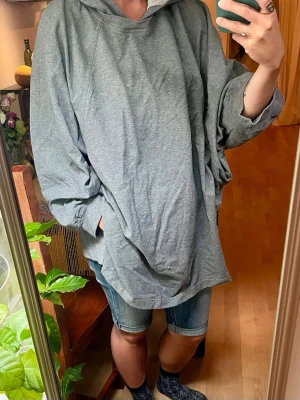 Tunn oversized hoodie från Bitte Kai Rand - Säljer en tunn oversized hoodie från Bitte Kai Rand. Hoodien har en rymlig passform, huva och vida ärmar. Tillverkad i mjukt och bekvämt material, perfekt för en avslappnad stil. Enkel design utan tryck eller mönster.