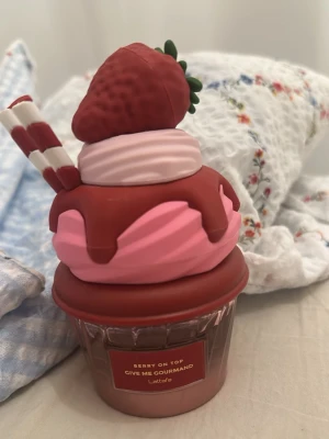 Parfym  - Parfym från Lataffa! Ni ser på bilden hur mycket som är kvar 🍓 cirka 60 ml kvar 