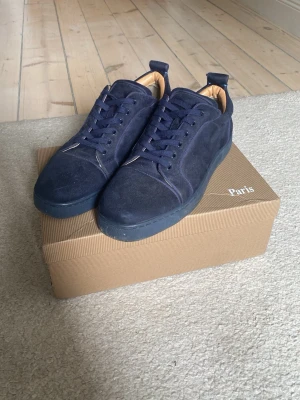 Loubs - Säljer dessa loubs som jag använt varsamt men som nu blivit för små. Passar någon med storlek 42-44 men det står 43. Pris går att diskutera vid snabb affär.
