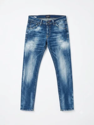 Blå slim fit jeans med slitningar - Snygga blå slim fit jeans med coola slitningar och ljusa tvättade partier. Klassisk femficksmodell med dragkedja och knapp. Perfekta för en avslappnad och trendig look. Materialet är denim med stretch för extra komfort.