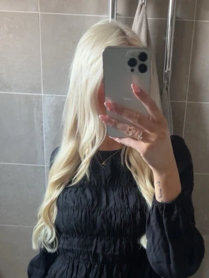 Tejp Extensions 50cm LYSTR - Säljer mitt jätteee fina löshår från LYSTR då jag vill köpa längre. Löshåret går endast att köpa som frisör. Perfekta fästen som har hår enda upp vilket gör att dom smälter in i ens hårbotten naturligt. Bästa löshåret jag nånsin haft! Håret är inklippt men postar håret så du enkelt vet vart det ska sitta. Har klippt på längden ungefär 3cm så totalt är längden ca 47cm😍Skicket är fortfarande jätte fint!!🌸🌸 TEJP INGÅR EJ