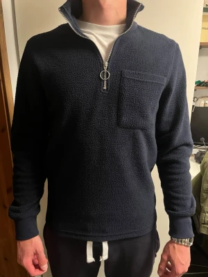 Teddy zip - Blå teddy half zip från jack and jones. Använd ett fåtal gånger.