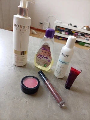 Skönhetspaket med olja, rengöring & smink - Ett blandat skönhetspaket med Bobbys Hair Care Multi Repair, Libero Baby Oil med raps- och canolaolja, Nailster Cleanser Plus, ett rosa rouge, ett brunt läppglans och ett mörkrött läppglans. Perfekt för dig som vill testa olika produkter inom skönhet. De mesta ä använt men finns ändå kvar mycket