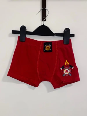 Röda kalsonger med brandmansmärke - Säljer ett par röda kalsonger i boxermodell med ett coolt brandmansmärke framtill. Kalsongerna har resår i midjan och är gjorda i mjukt bomullstyg. Perfekta för dig som gillar färg och detaljer!