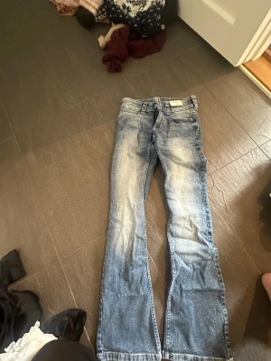 Blå bootcut jeans från H&M - Säljer ett par helt oanvända bootcut jeans från Gina tricot med lappen kvar. Storlek 164