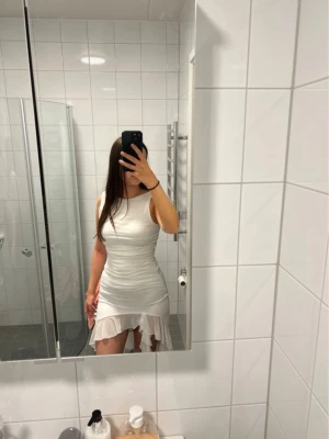 Student klänning - Student klänning har aldrig använts, så mycket bra skick.