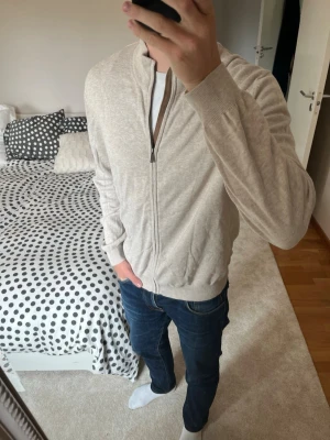 Beige kashmir blend stickad ziptröja från Massimo Dutti - Säljer en riktigt fin cashmere blend ziptröja i storleken L. Tröjan är i riktigt fint skick utan några defekter! ——————————————————————————                                                                      📐| Storlek: L                                                           👖| Märke: Massimo Dutti                                      🔎| Skick: Mycket bra!                                                      ✍🏻| Skriv om du har några frågor