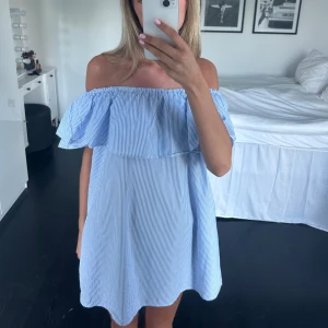 Klänning  - Så gullig volang klänning från Zara, storlek S💙